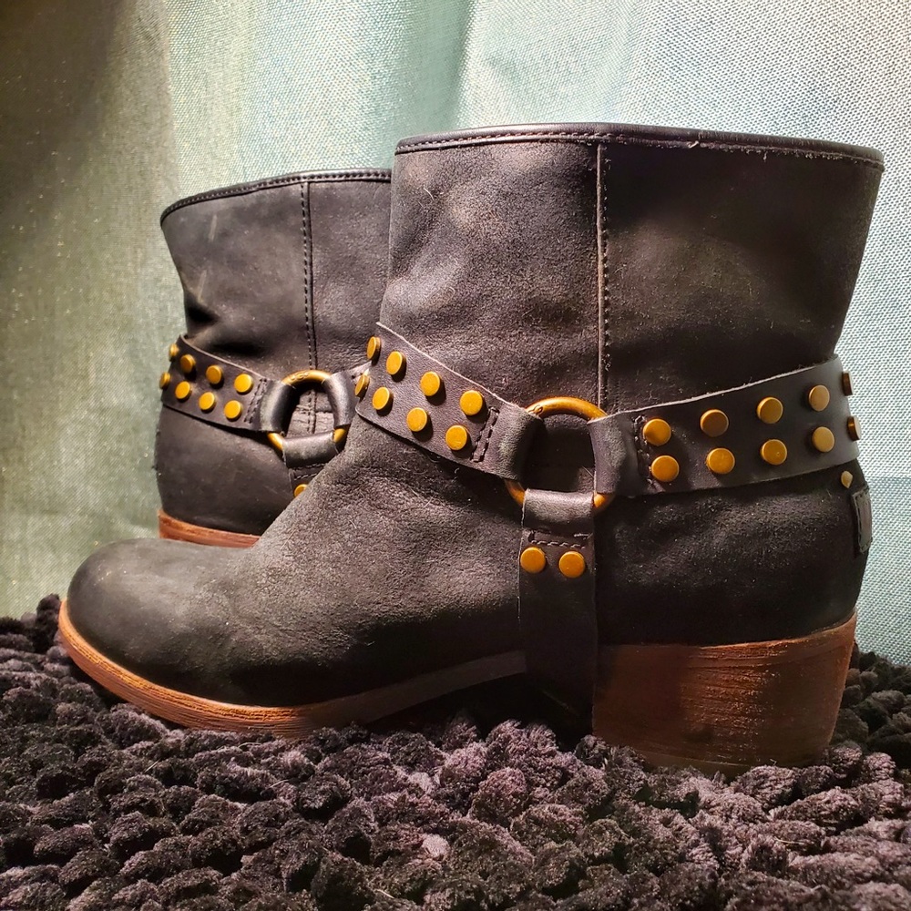 UGG AUSTRALIA Darling Harness Black Suede Ankle Boot